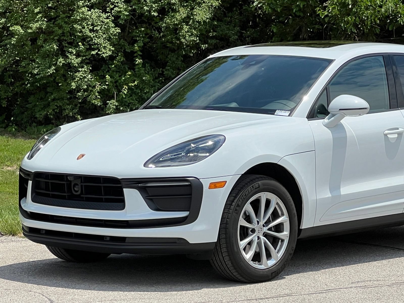 Certified 2025 Porsche Macan AWD/4WD image 11