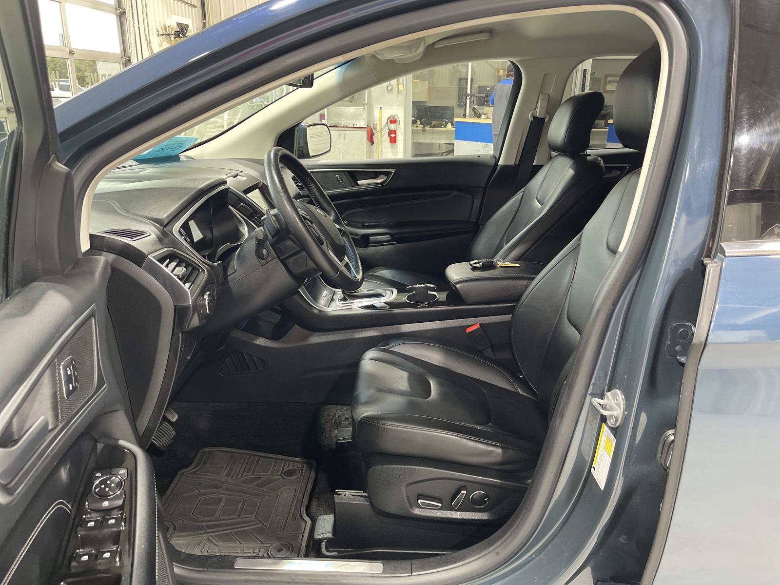 Used 2016 Ford Edge Titanium w/ Technology Package image 2