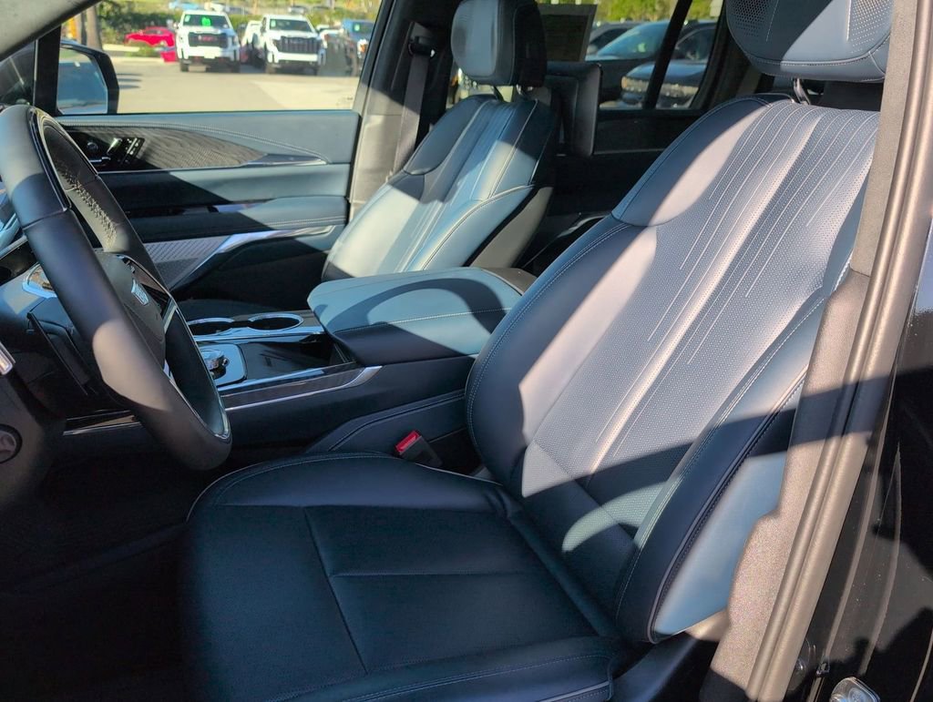 Used 2025 Cadillac Escalade IQ Luxury 2 image 21