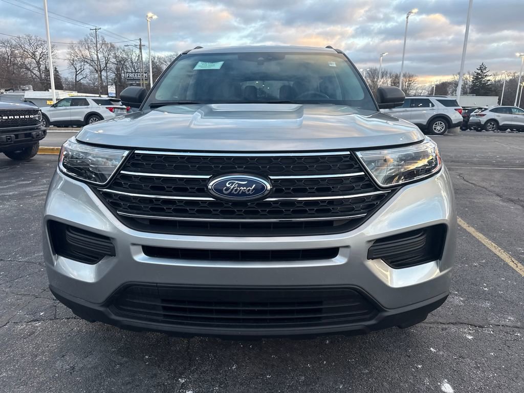 Used 2023 Ford Explorer XLT AWD/4WD image 3