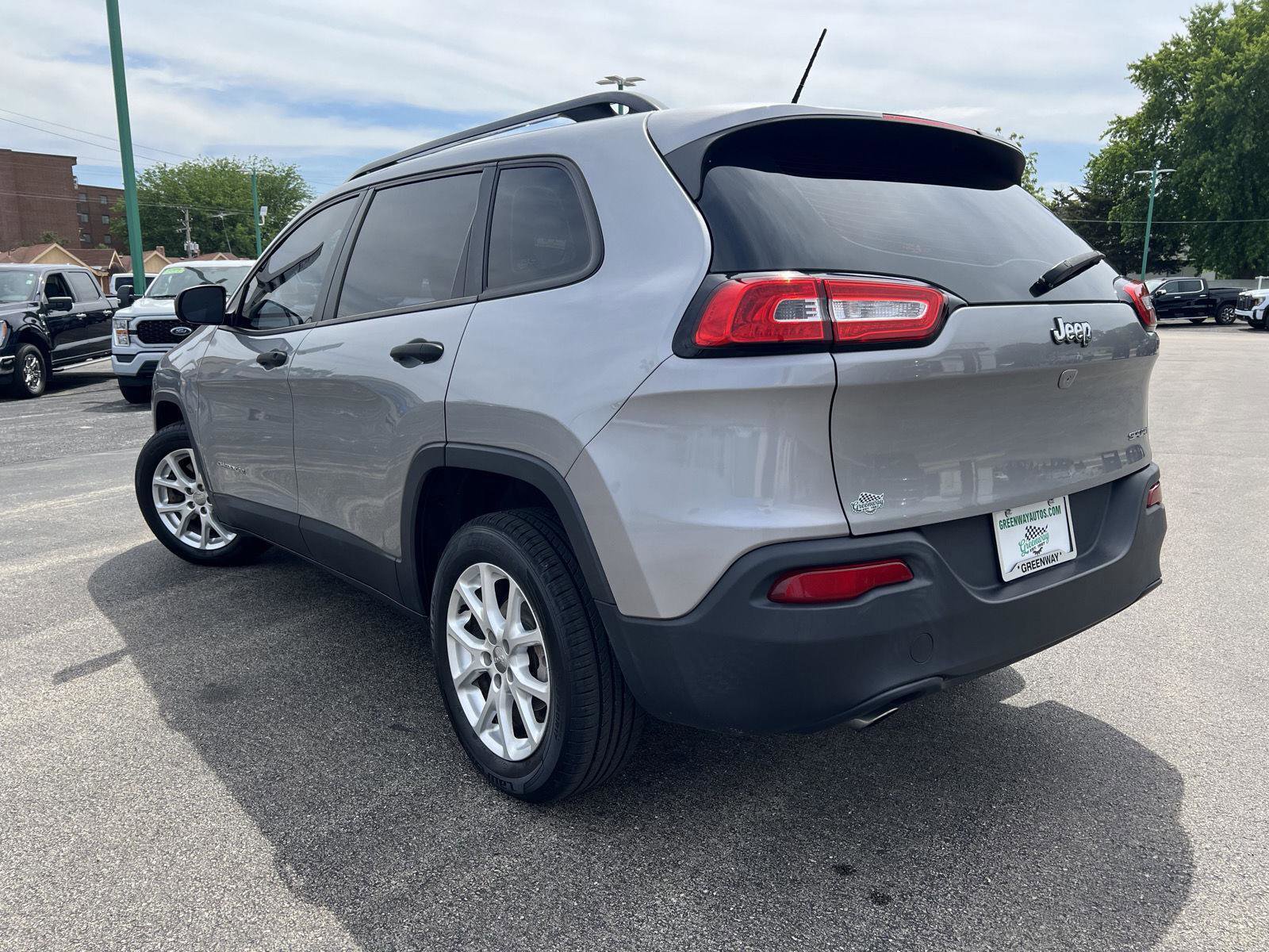 Used 2015 Jeep Cherokee Sport w/ Cold Weather Group FWD image 7