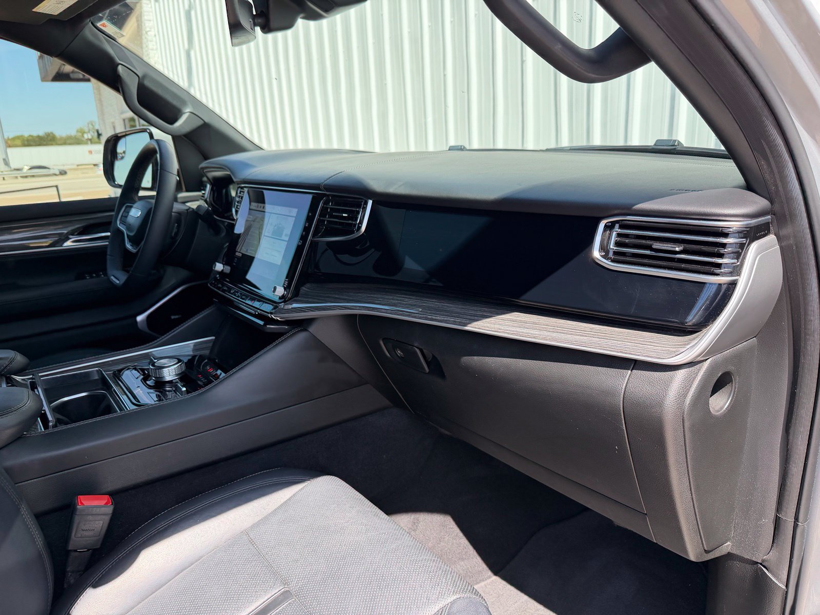 Used 2022 Jeep Wagoneer Series III w/ Premium Group I AWD/4WD image 17