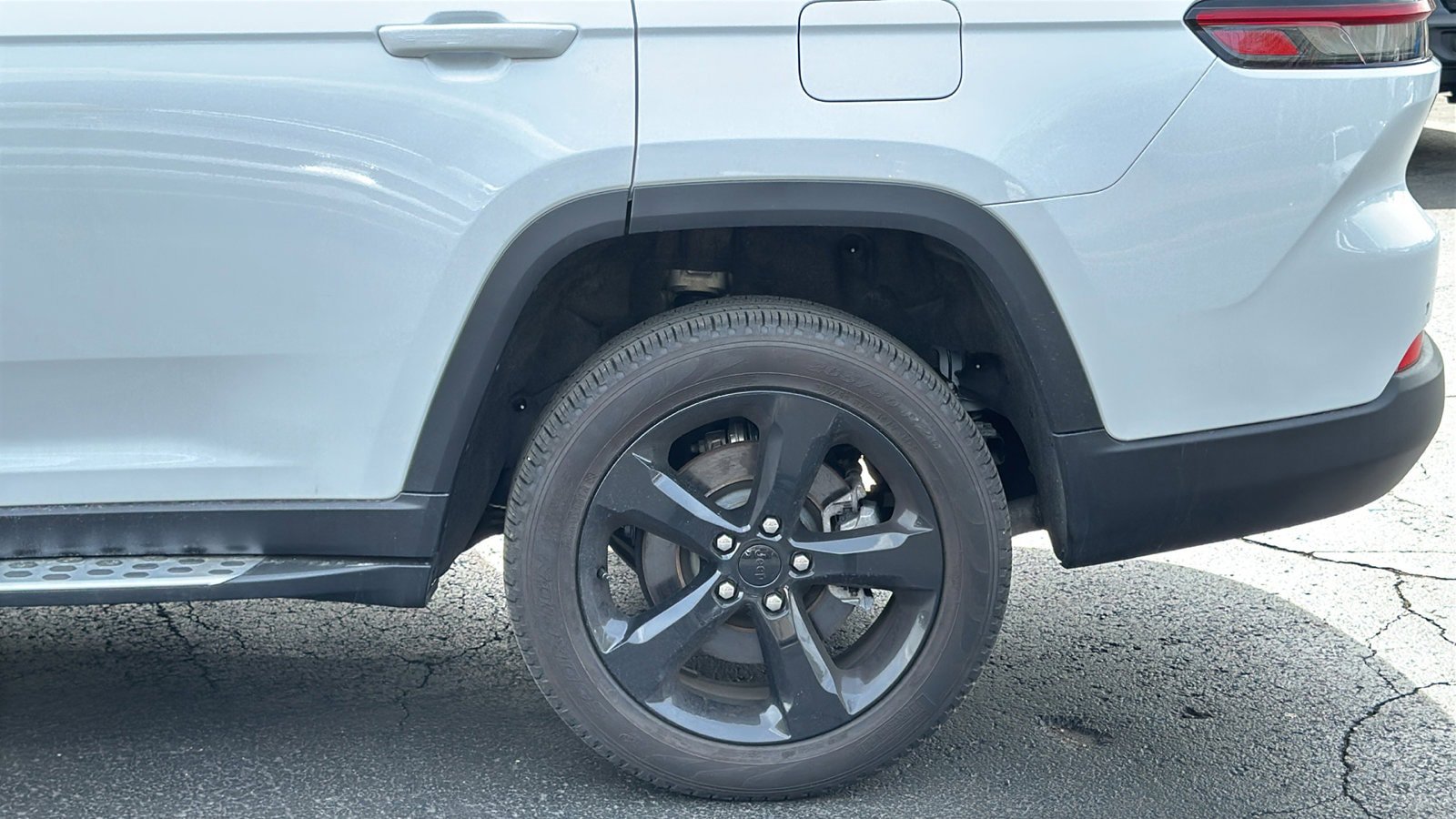 Certified 2025 Jeep Grand Cherokee L Limited w/ Luxury Tech Group II AWD/4WD image 4