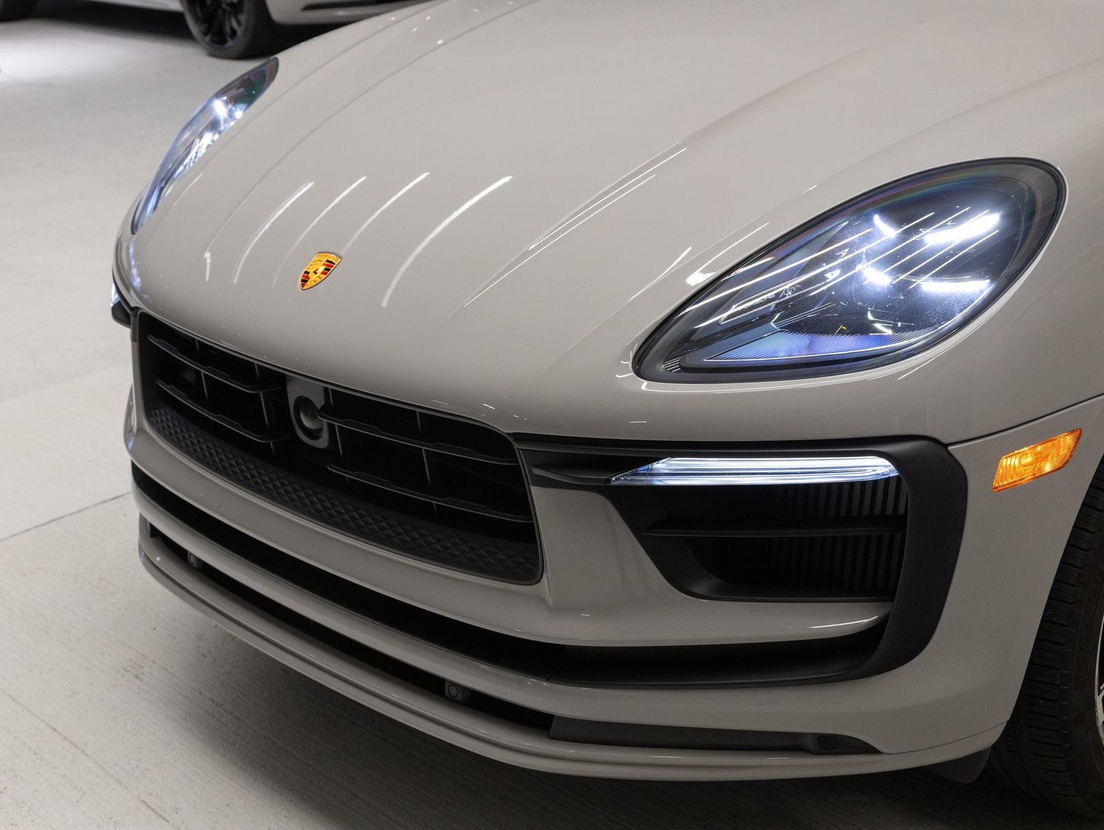 Certified 2023 Porsche Macan S AWD/4WD image 33