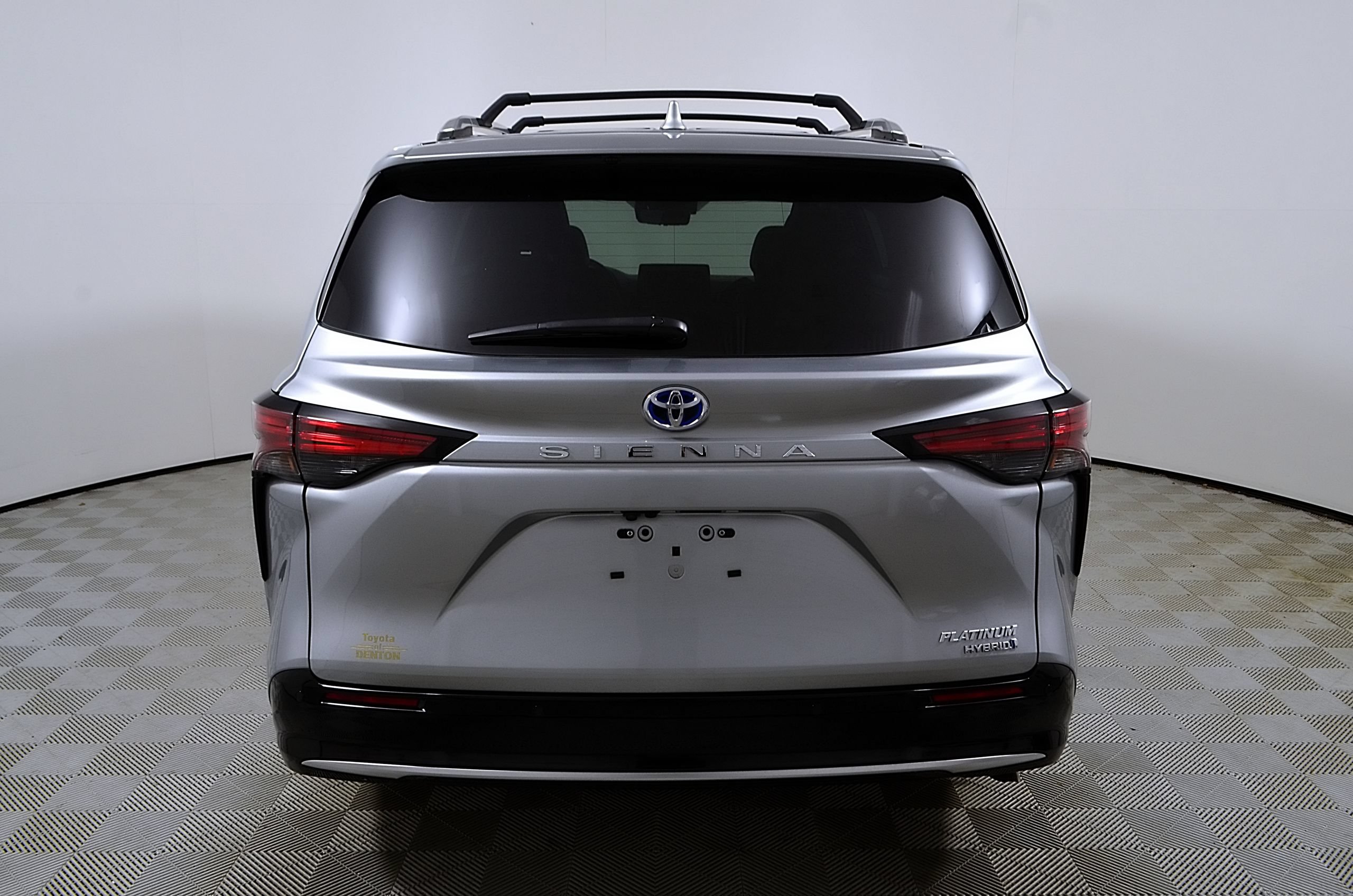 Used 2024 Toyota Sienna Platinum FWD image 9