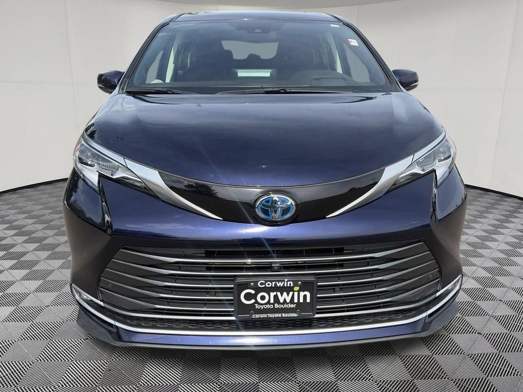 Used 2023 Toyota Sienna Platinum AWD/4WD image 2