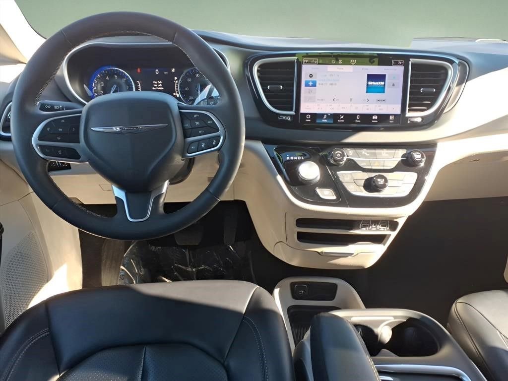 Used 2023 Chrysler Pacifica Touring-L FWD image 8