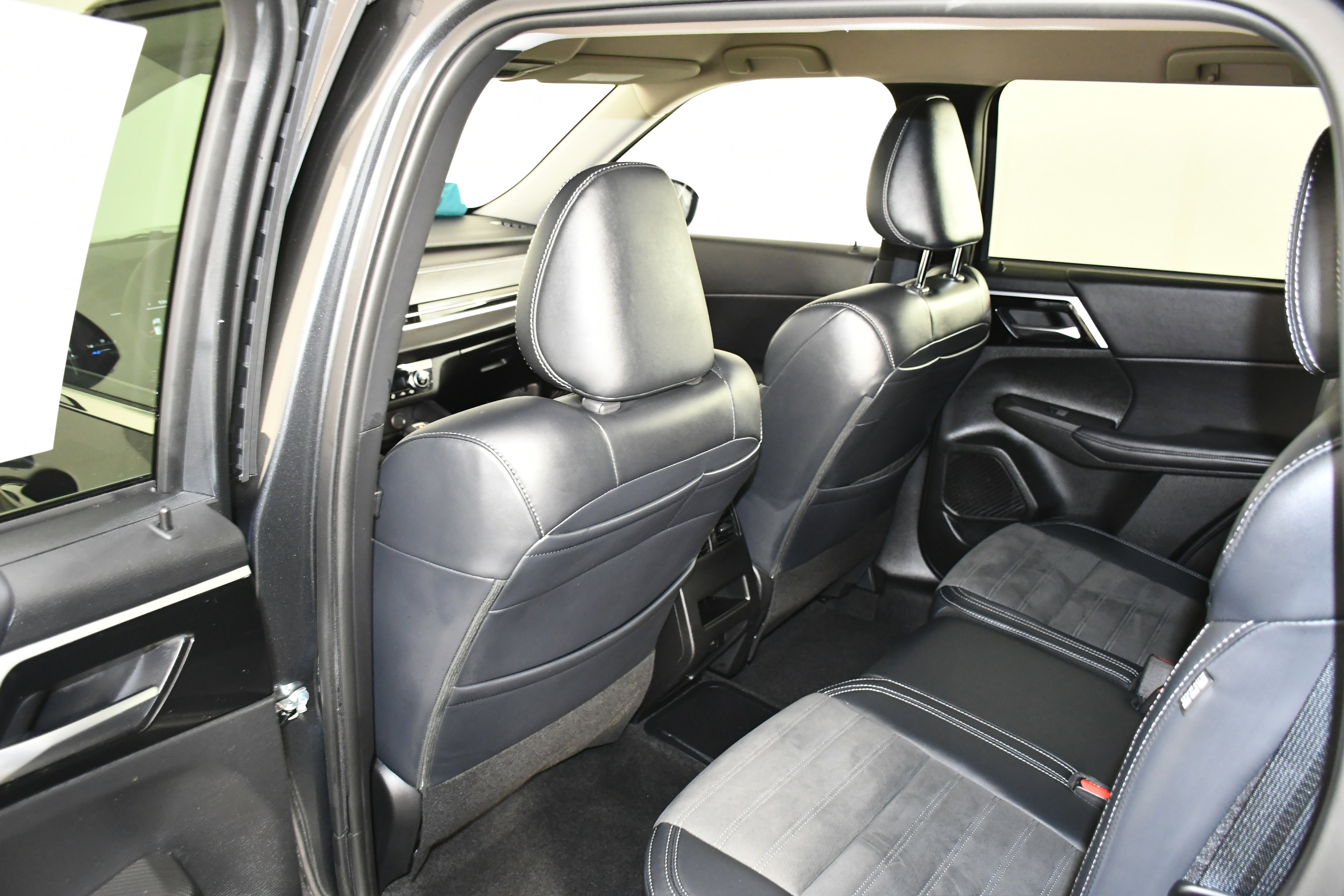 Used 2025 Mitsubishi Outlander SE image 41