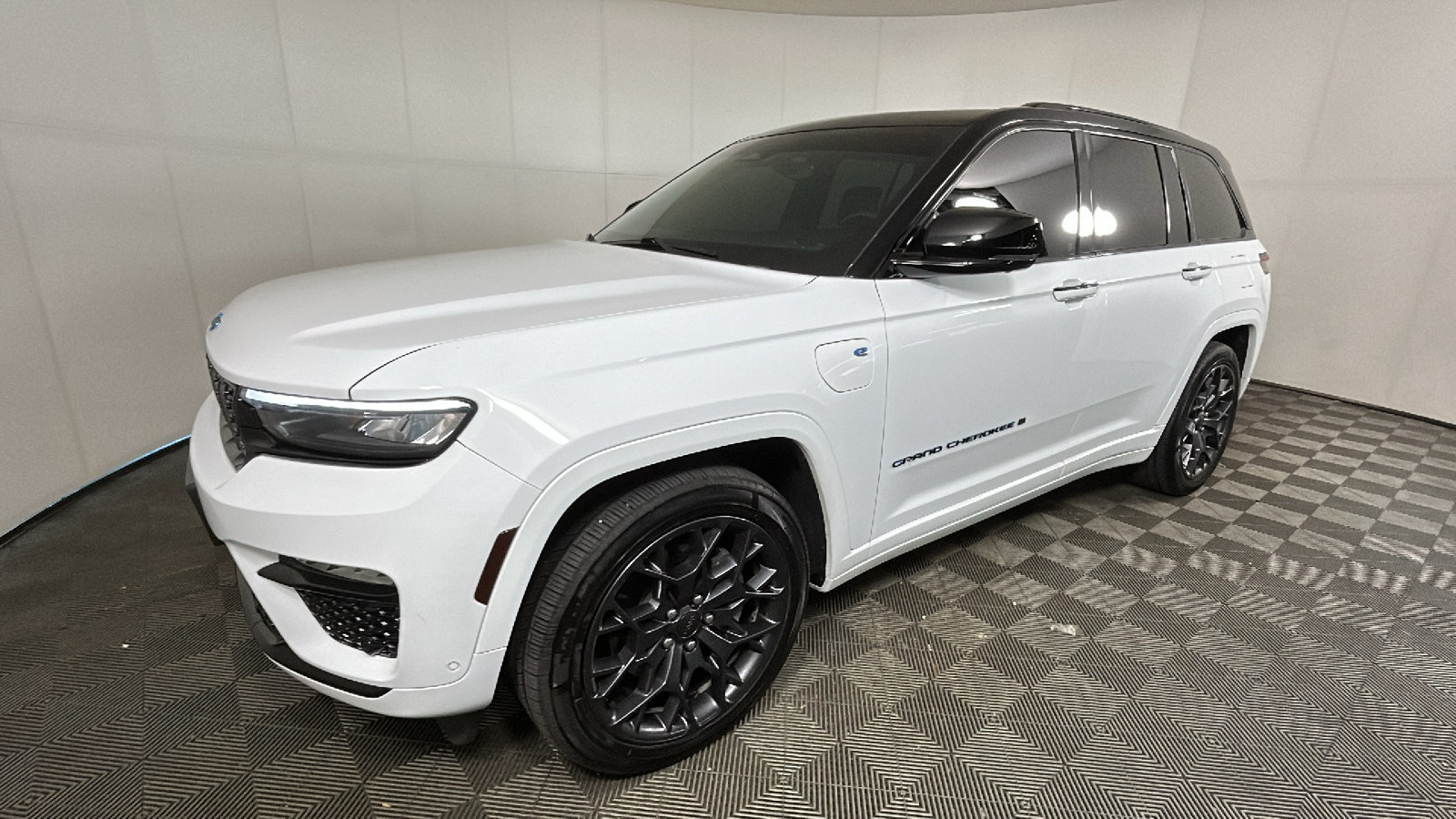 Used 2023 Jeep Grand Cherokee Summit w/ High Altitude Package AWD/4WD image 7