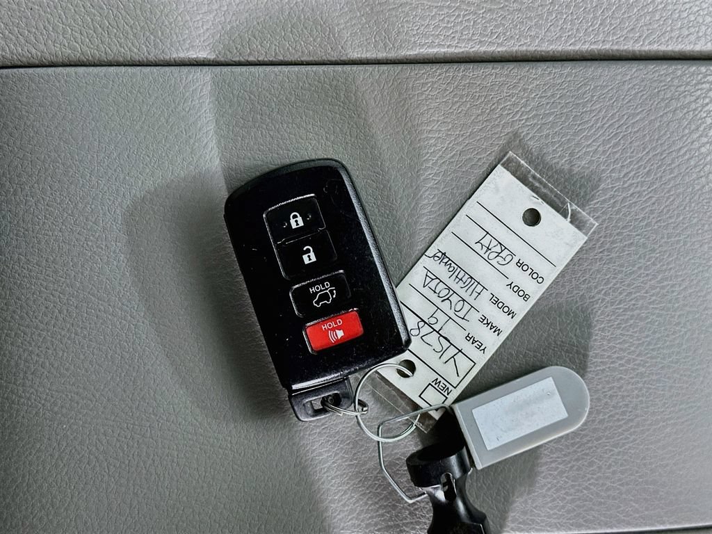 Used 2019 Toyota Highlander XLE AWD/4WD image 33