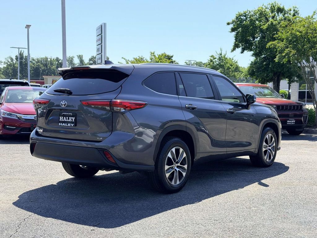 Used 2023 Toyota Highlander XLE FWD image 2