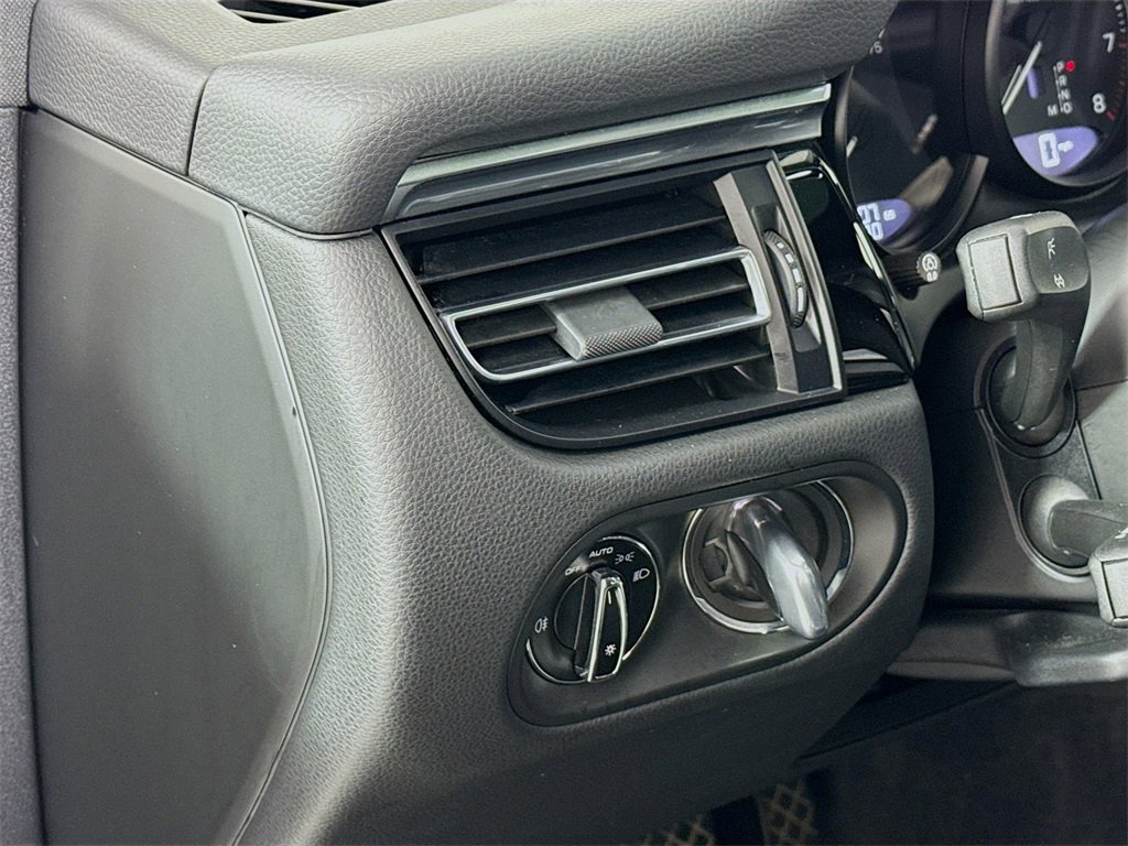 Used 2024 Porsche Macan image 11