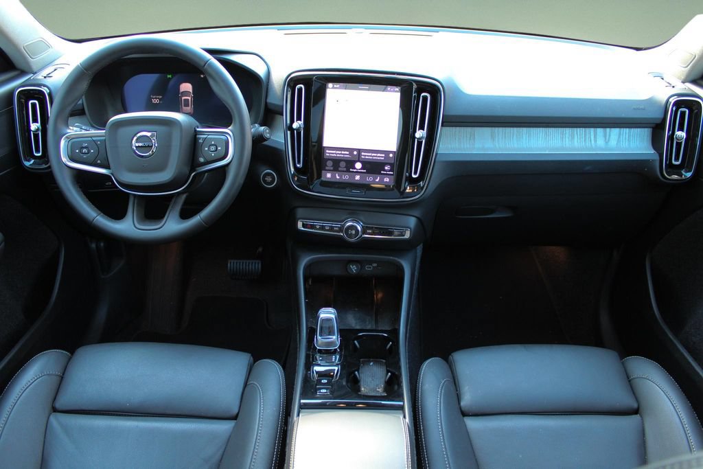 Certified 2025 Volvo XC40 B5 Plus AWD/4WD image 19