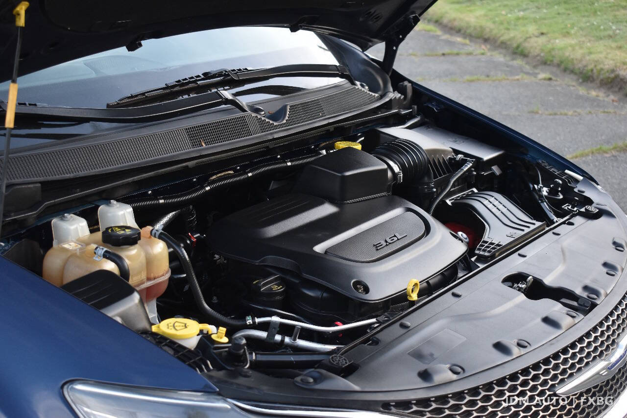 Used 2020 Chrysler Pacifica Touring-L FWD image 33