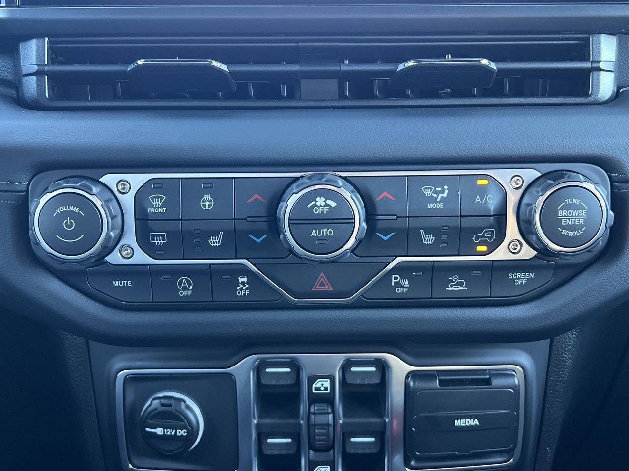 New 2026 Jeep Wrangler Unlimited Sahara AWD/4WD image 6