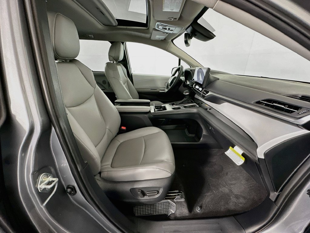 Used 2026 Toyota Sienna XLE FWD image 28