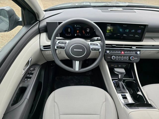 Certified 2025 Hyundai Tucson SE image 3