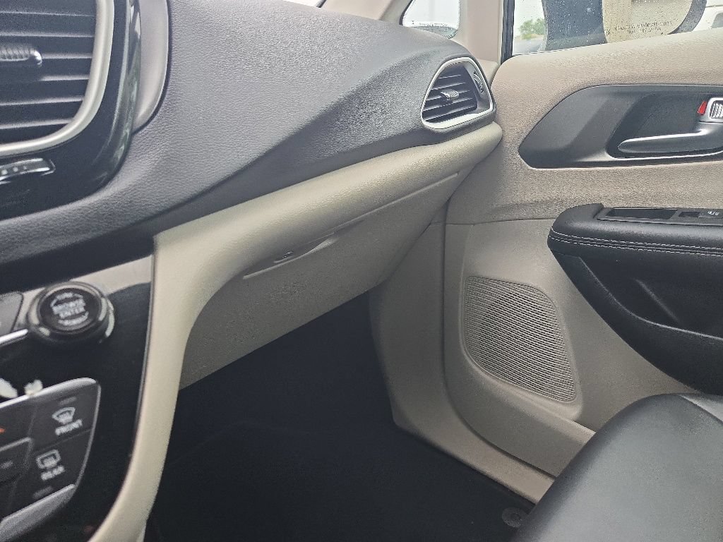 Used 2023 Chrysler Pacifica Touring-L FWD image 18