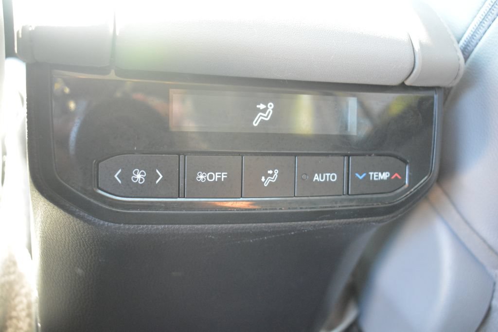 Used 2022 Toyota Highlander XLE AWD/4WD image 24