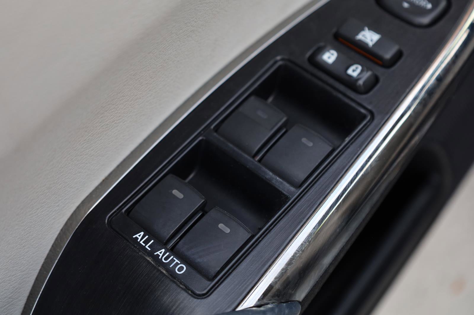 Used 2013 Toyota Avalon XLE FWD image 36