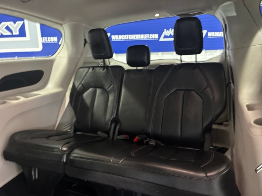 Used 2023 Chrysler Pacifica Touring-L FWD image 30