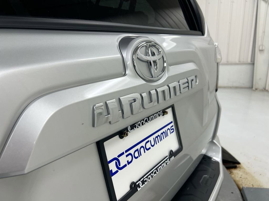 Used 2017 Toyota 4Runner SR5 AWD/4WD image 25