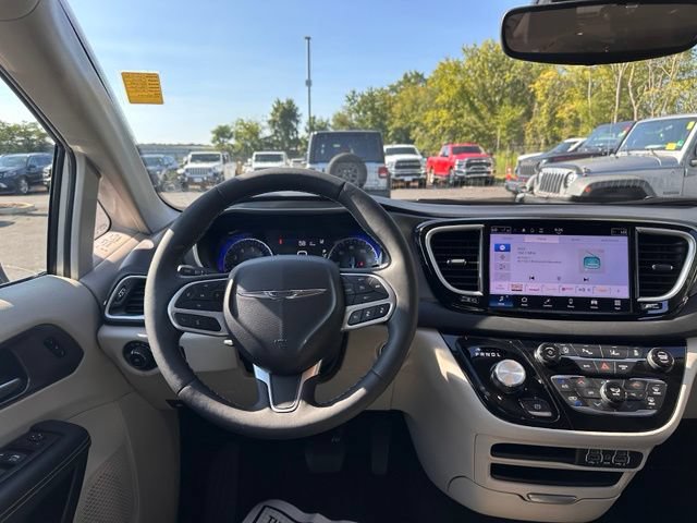 Used 2024 Chrysler Pacifica Touring-L FWD image 20