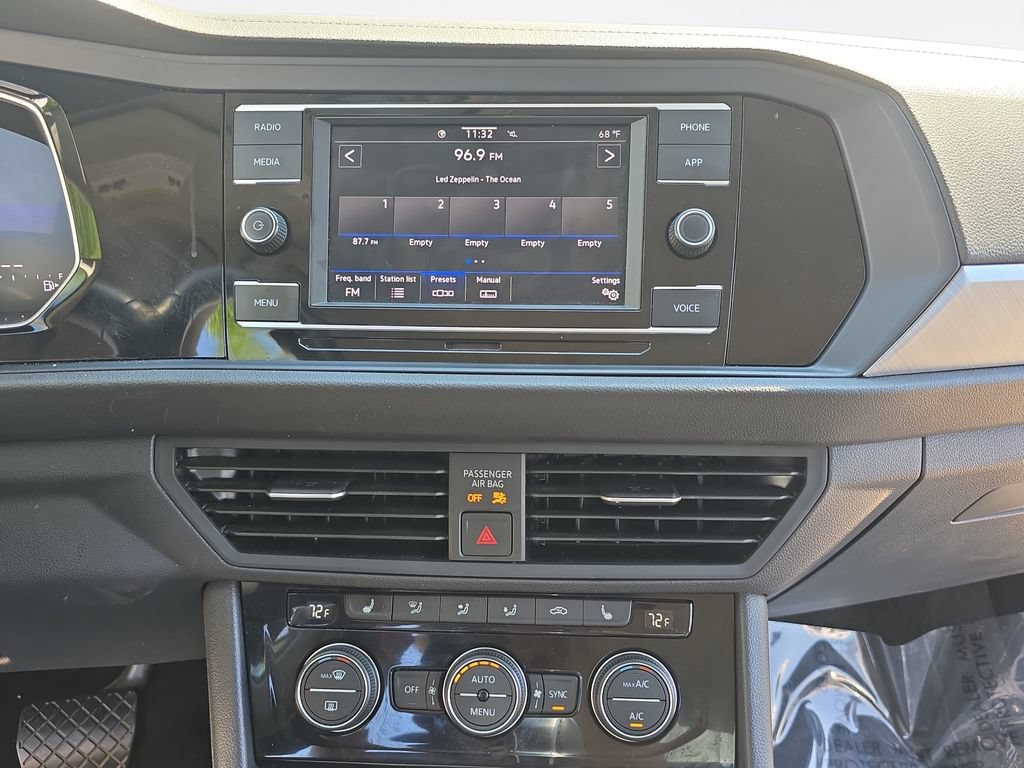 Used 2024 Volkswagen Jetta SE FWD image 19