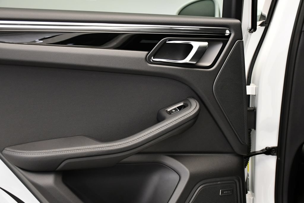 Certified 2026 Porsche Macan AWD/4WD image 43