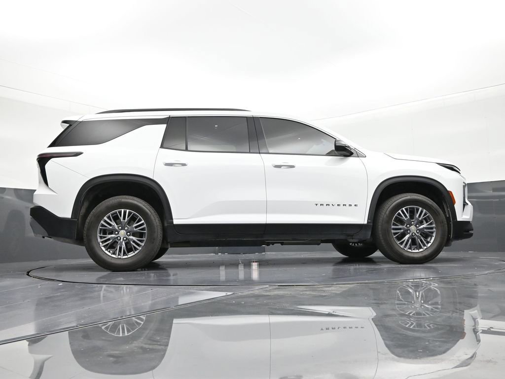 Used 2025 Chevrolet Traverse LT FWD image 25