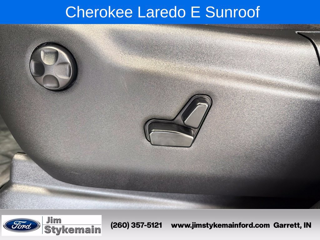 Used 2021 Jeep Grand Cherokee Laredo w/ Security & Convenience Group AWD/4WD image 21