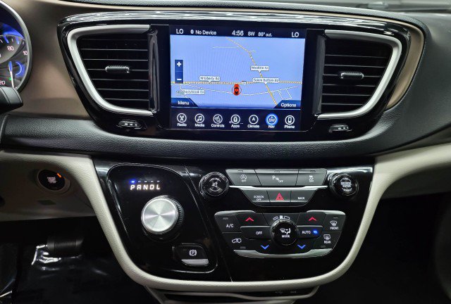 Used 2017 Chrysler Pacifica Touring-L FWD image 31