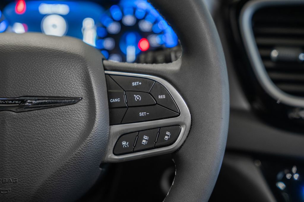 Used 2025 Chrysler Pacifica Select image 32