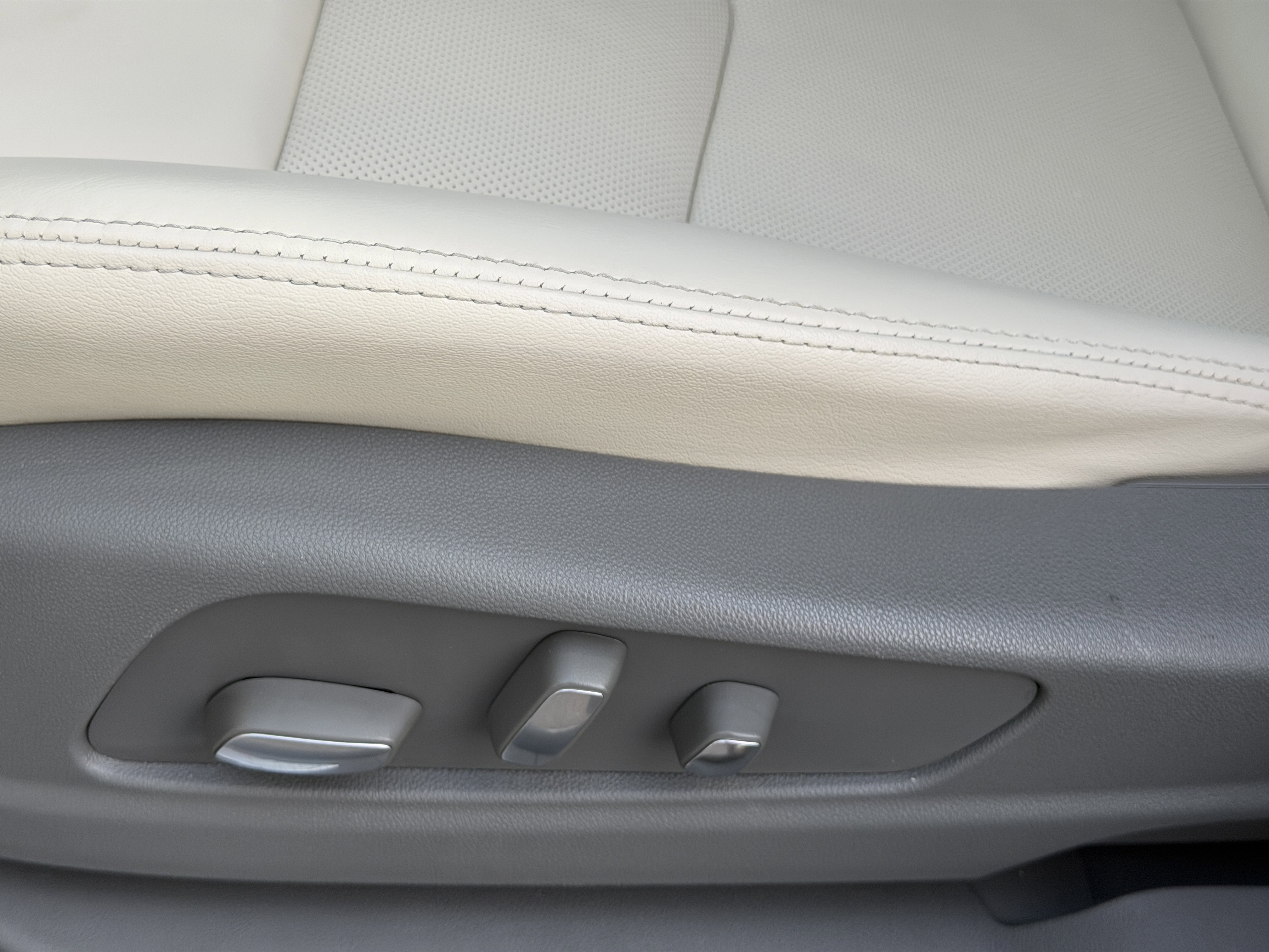 Certified 2024 Cadillac XT5 Premium Luxury w/ LPO, Floor Liner Package image 21