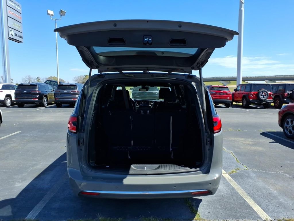 Used 2025 Chrysler Pacifica Select image 5