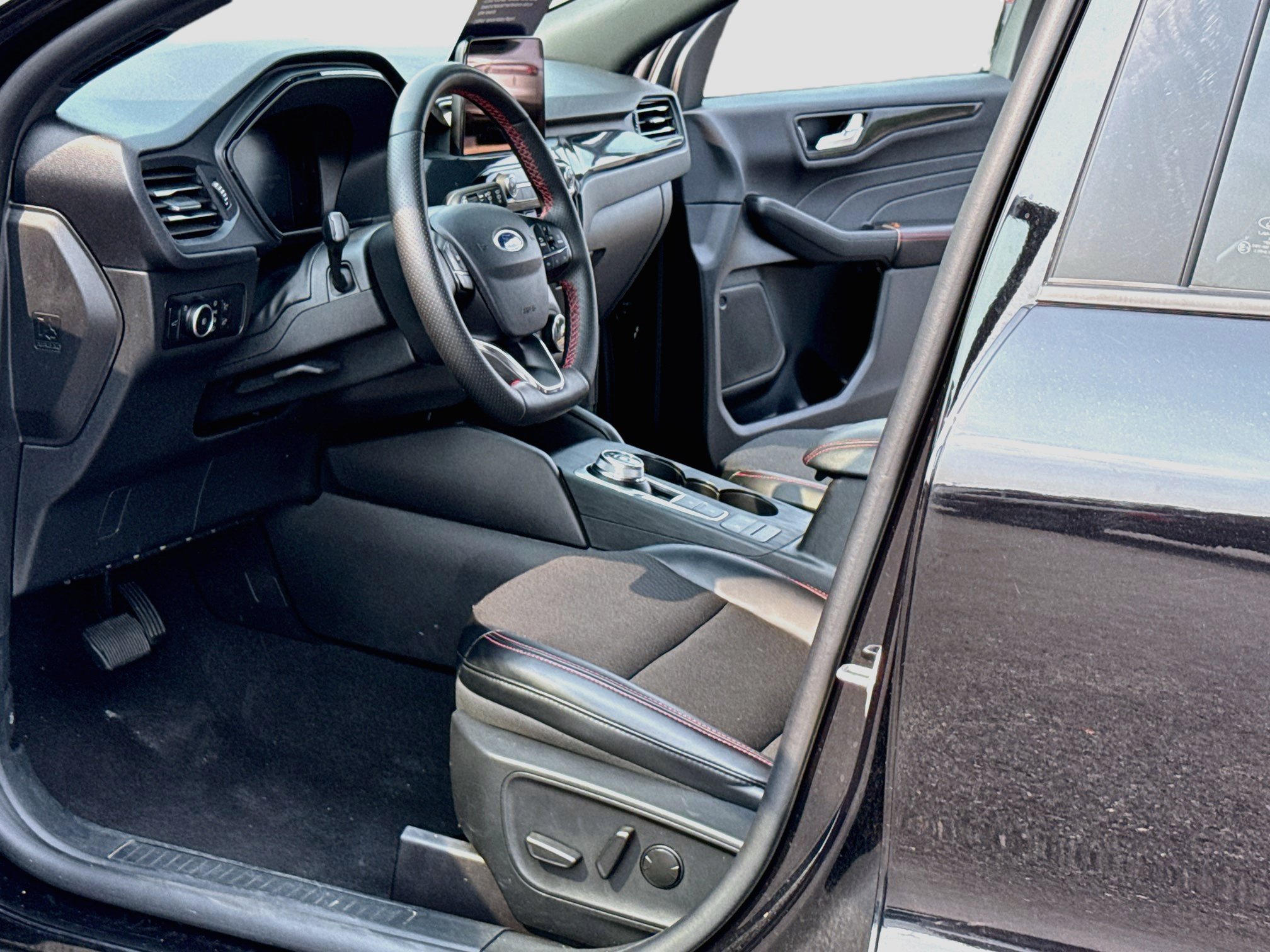 Certified 2025 Ford Escape ST-Line Select AWD/4WD image 12