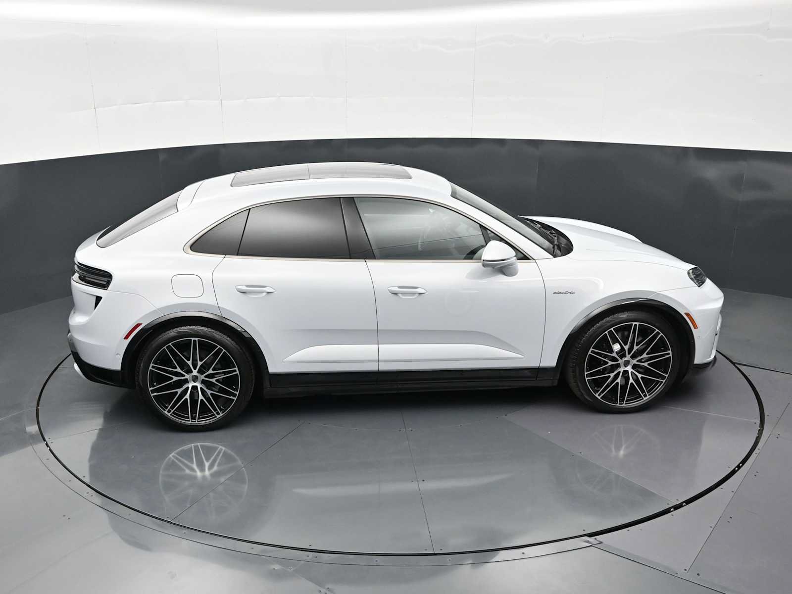 New 2026 Porsche Macan Turbo Electric AWD/4WD image 40
