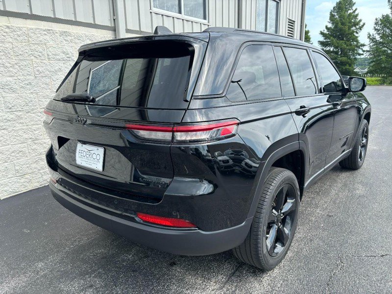 Used 2023 Jeep Grand Cherokee Limited w/ Black Appearance Package AWD/4WD image 3