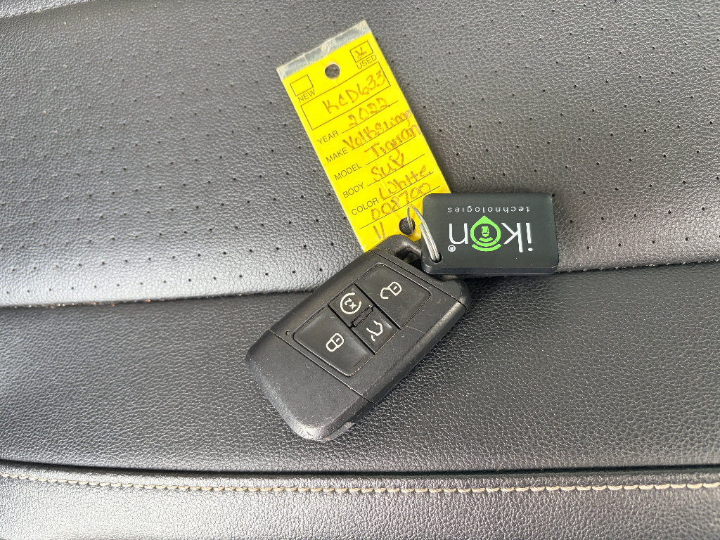 Used 2022 Volkswagen Tiguan SE w/ Panoramic Sunroof Package FWD image 31
