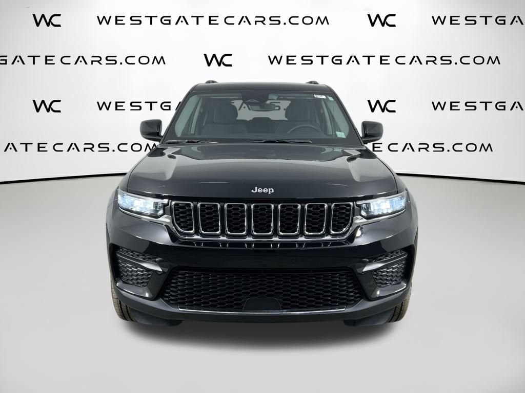 Used 2023 Jeep Grand Cherokee Laredo image 2
