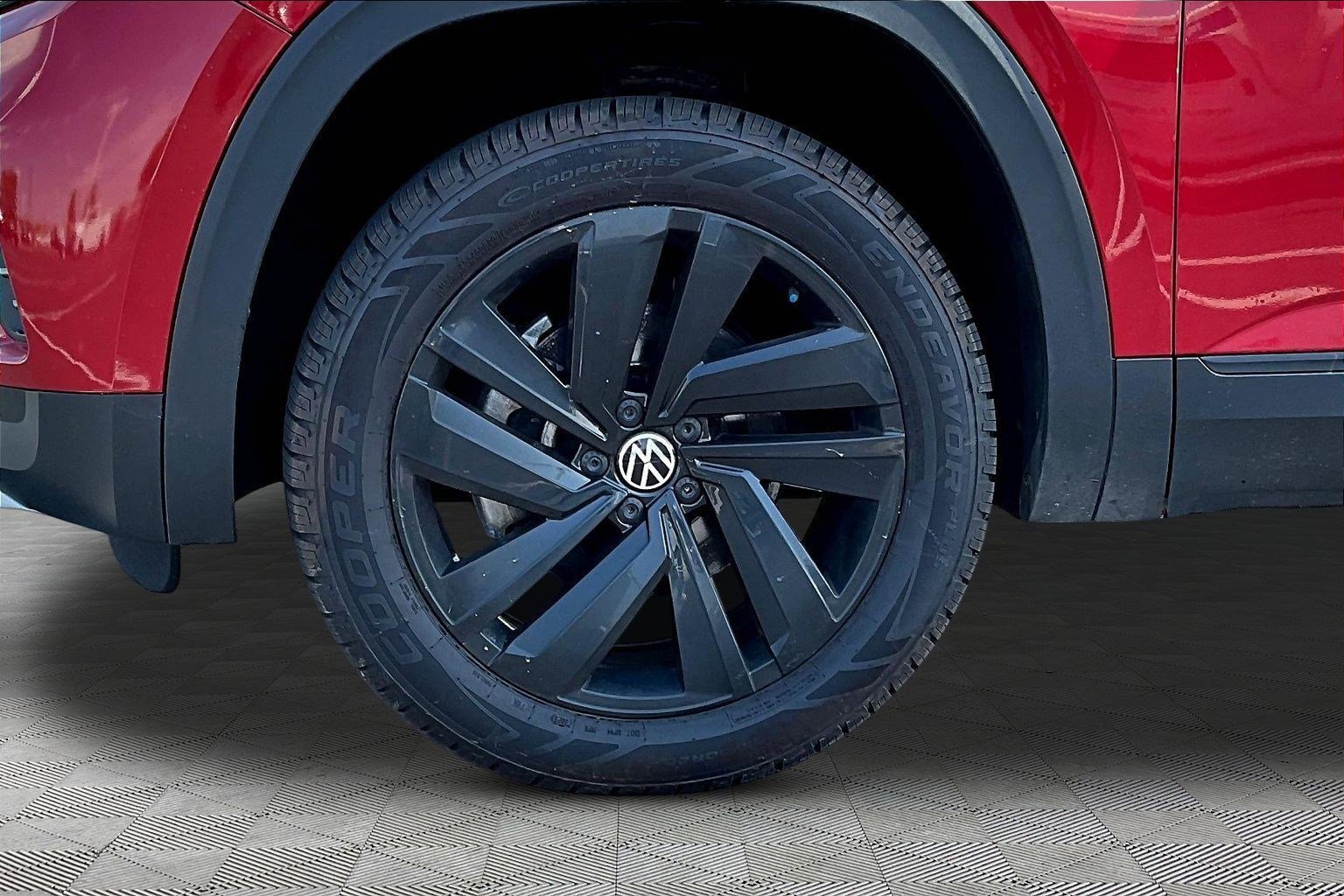 Used 2022 Volkswagen Atlas Cross Sport SE w/ Black Wheel Package AWD/4WD image 34