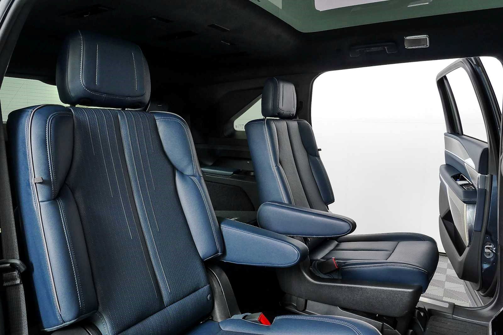 Certified 2025 Cadillac Escalade IQ Luxury 2 w/ LPO, Premium Carpet Package AWD/4WD image 14