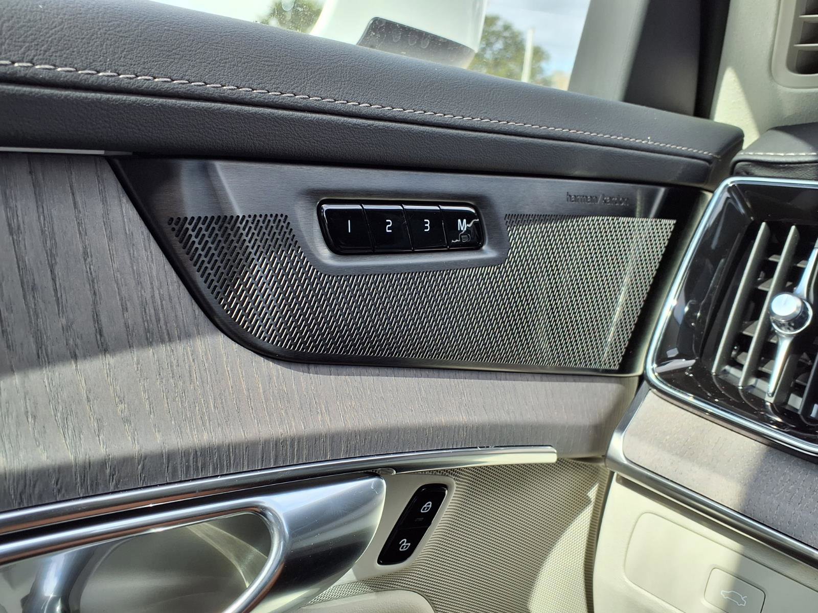 New 2026 Volvo XC90 B6 Ultra w/ Lounge Package image 21