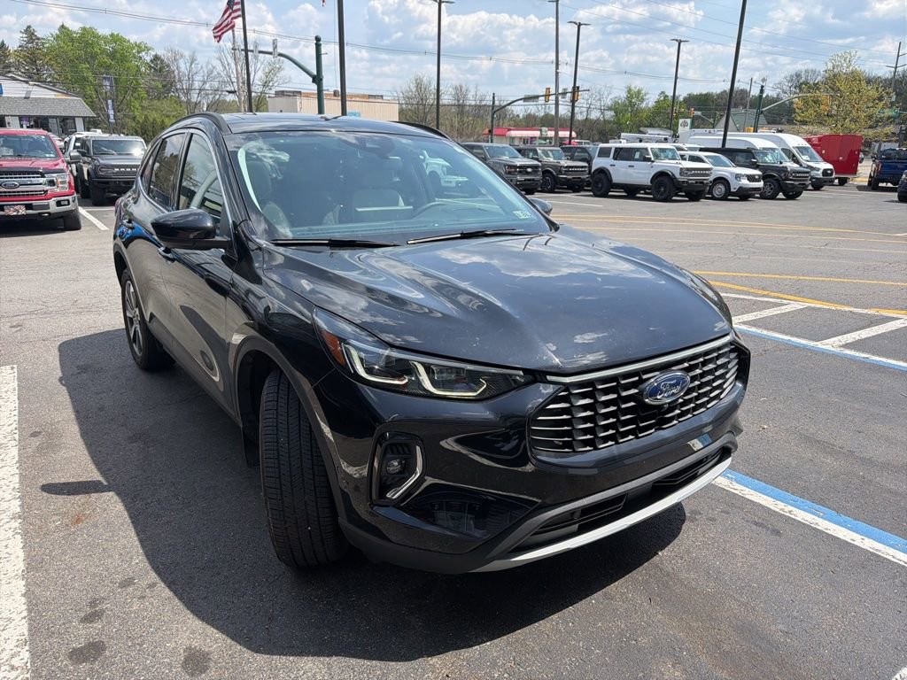 Used 2023 Ford Escape Platinum w/ Premium Technology Package AWD/4WD image 4