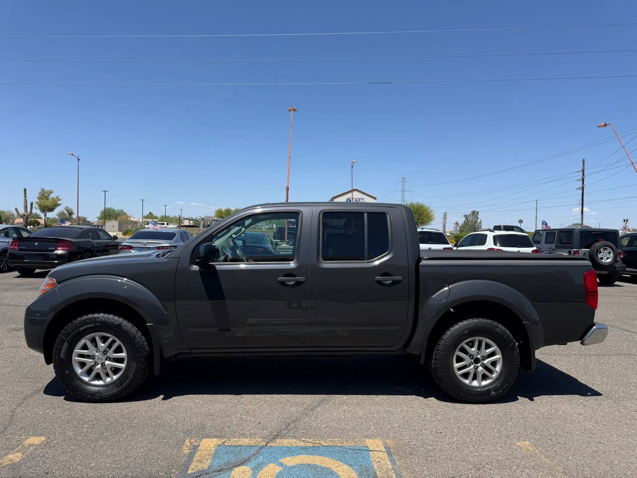 Used 2015 Nissan Frontier SV w/ SV Value Truck Package AWD/4WD image 6