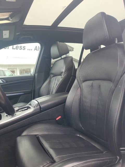 Used 2022 BMW X5 xDrive40i w/ M Sport Package image 3