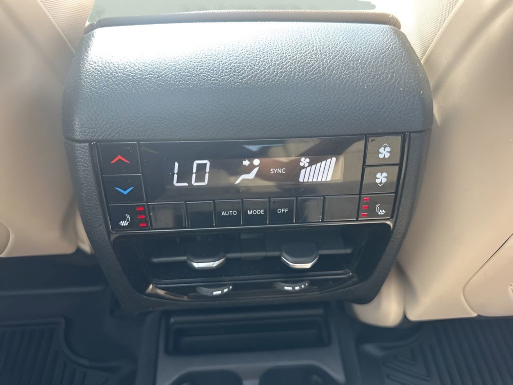 Used 2021 Jeep Grand Cherokee L Limited w/ Luxury Tech Group II image 15