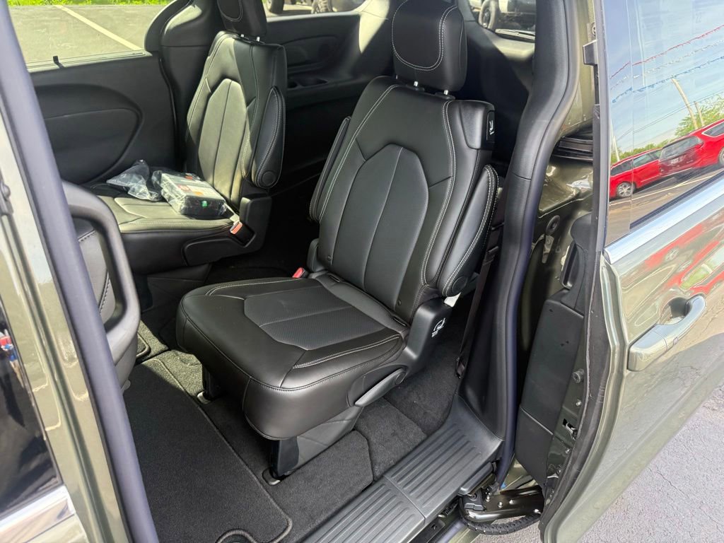 New 2027 Chrysler Pacifica Select FWD image 32