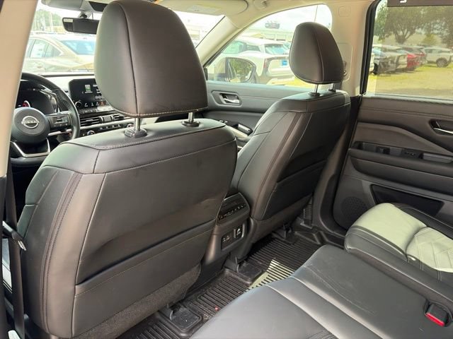 Used 2023 Nissan Pathfinder Platinum w/ Black Appearance Package AWD/4WD image 24