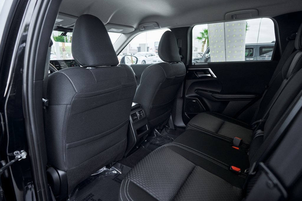 Used 2025 Mitsubishi Outlander ES image 27